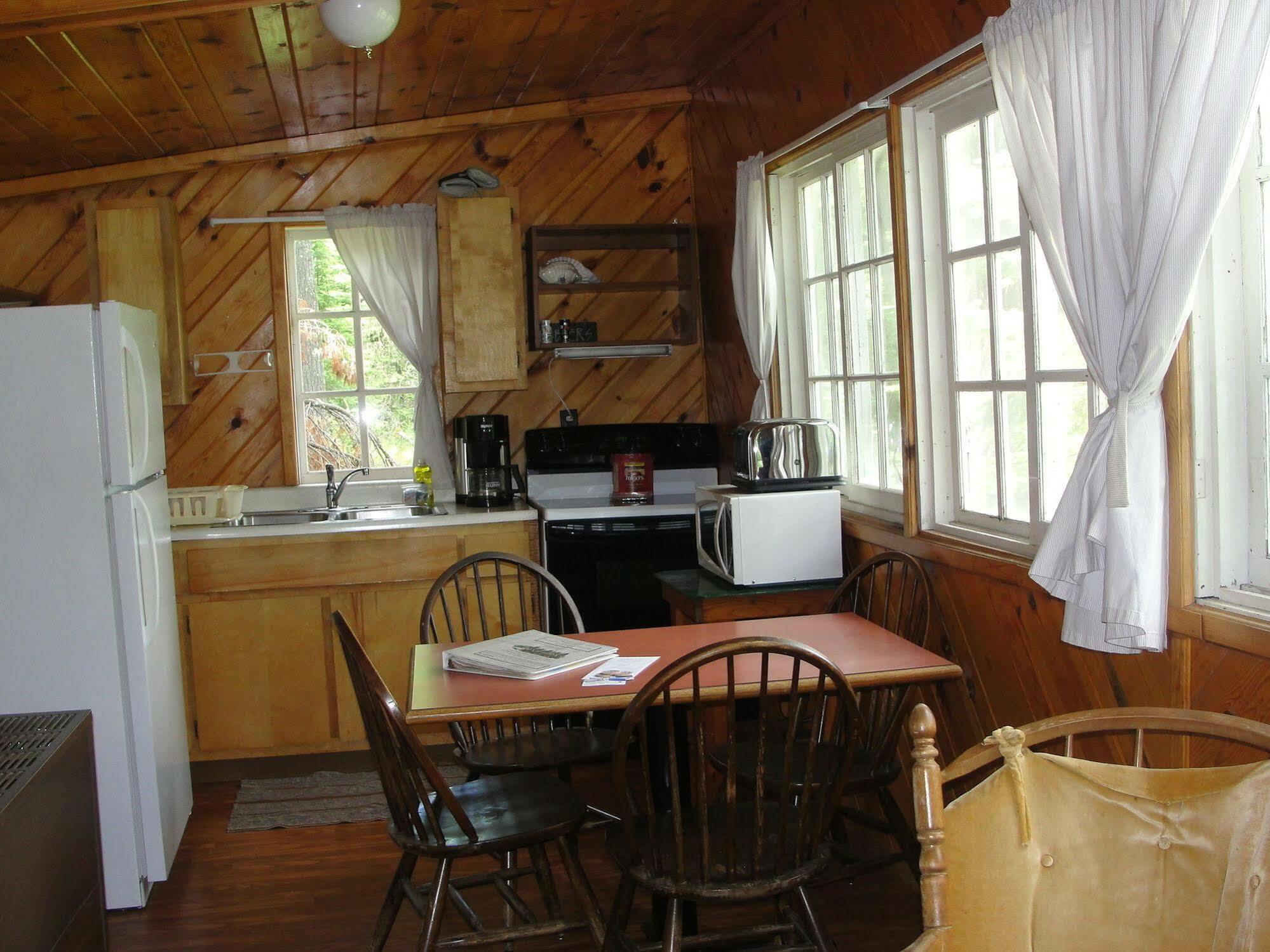 Pine Point Lodge Resort & Motel Crane Lake Екстер'єр фото